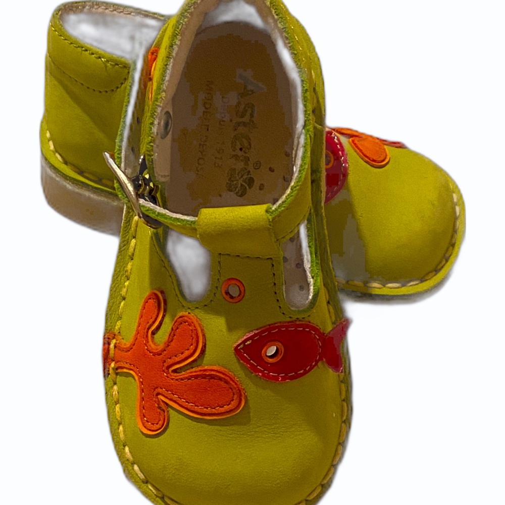 ASTER BABY SHOES 
MADE IN FRANCE 
SIZE US 4 
FR 20
Excellent Condition